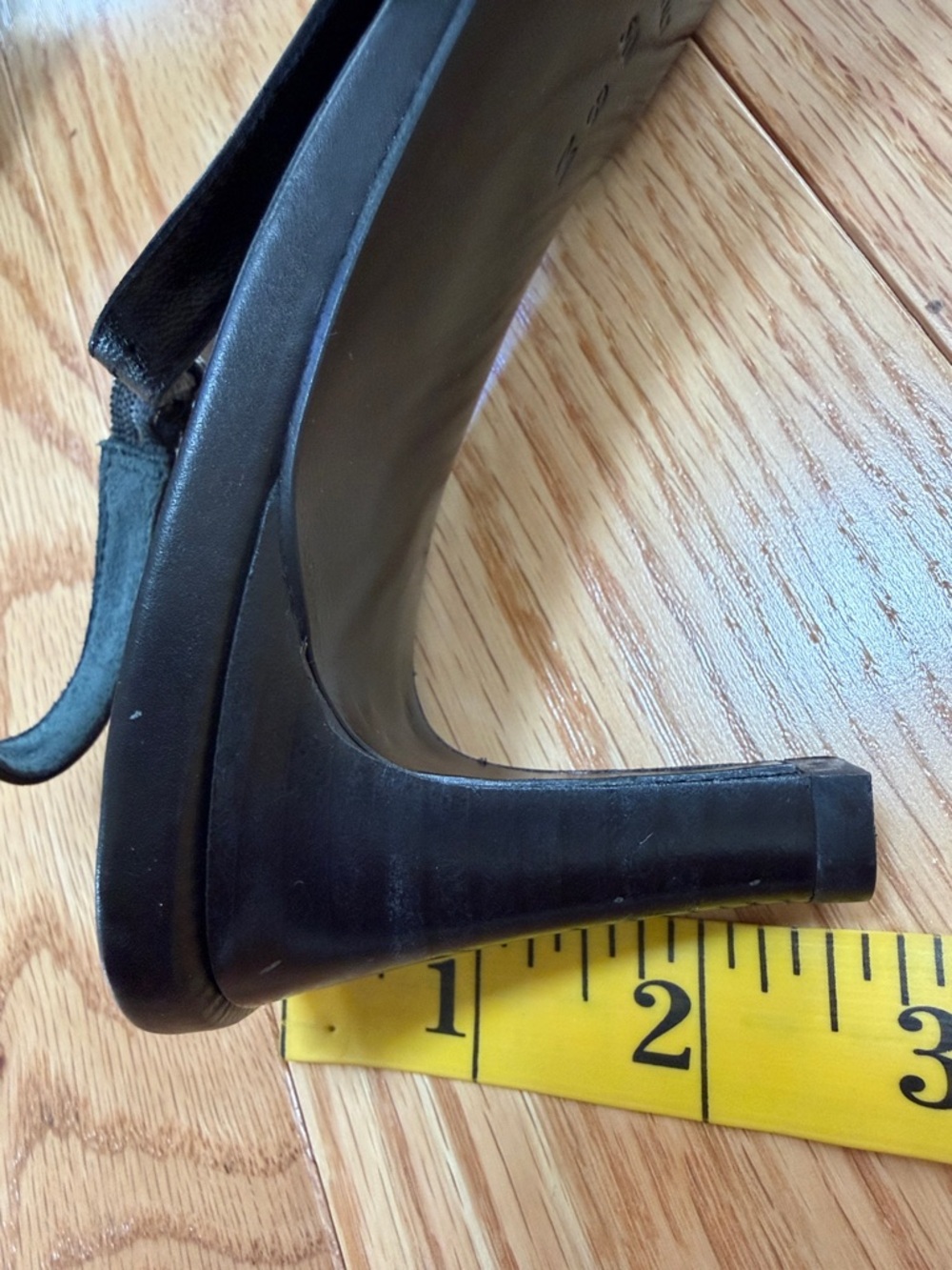 Via Spiga Women’s 8, black janie slingback pointed toe heels. - Picture 8 of 10